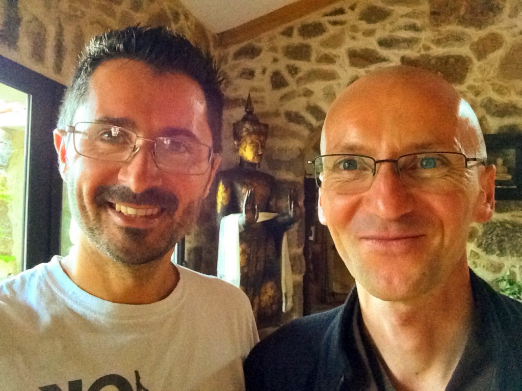 Ce week-end Julien Peron était avec le Frère Fabkhi pour le documentaire “C&#39;est quoi le bonheur pour vous?“, au domaine de Lascoutch, dans les Cévennes. - Frere_Fabkhi_et_Julien_Peron_bonheur-1024x768
