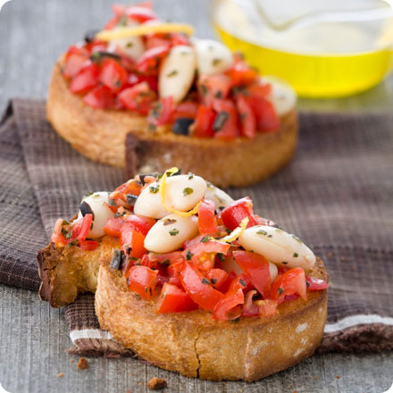 Recette végétarienne: Bruschetta aux haricots, piment, tomate et romarin