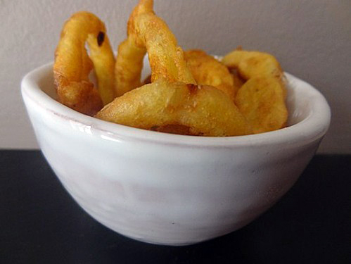 Recette végétarienne: Beignets d’oignons épicés et sauce à la menthe