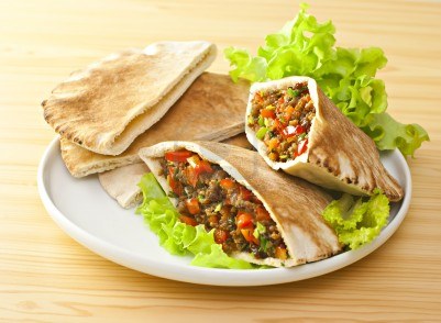 pain-pita-avec-salade-fraiche-et-de-la-viande-grillee