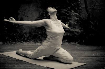 Yoga et développement personnel- La Symbolique de Garudasana, la posture de l’aigle