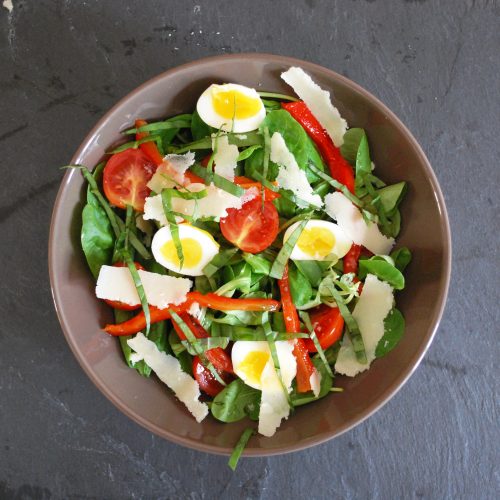 Recette végétarienne-Salade aux oeufs de caille et aux pousses d’épinard
