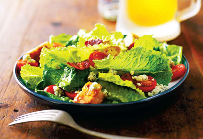 Recette végétarienne-Salade César aux légumes et croûtons à l’ail