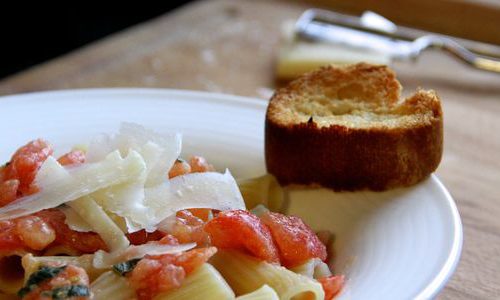 Recette végétarienne-Rigatonis aux tomates fraîches, piment, ail et basilic