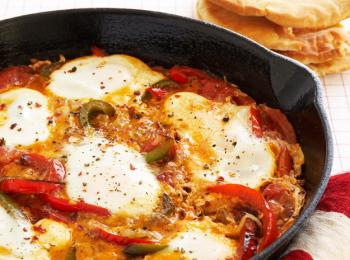 Recette végétarienne-Oeufs aux tomates et aux poivrons