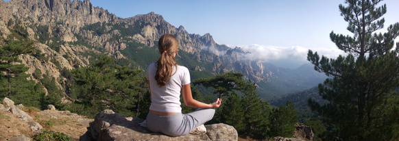 femme faisant du yoga à la montagne