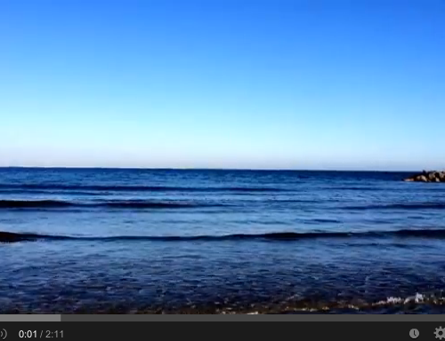 Méditation du monde en bord de mer