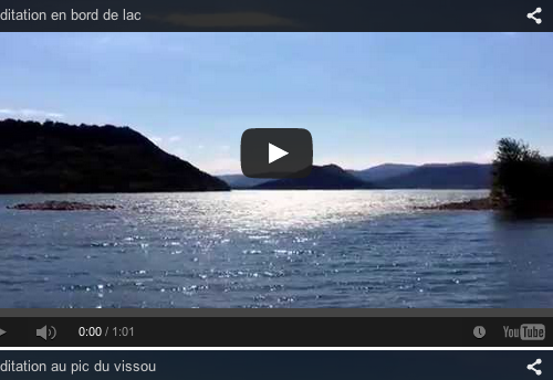 Méditation du monde au bord d’un lac