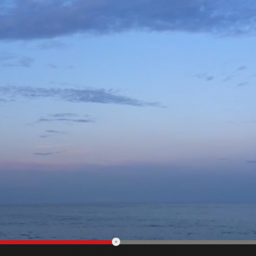 Méditation du monde en bord de mer