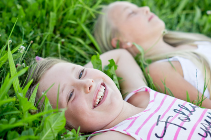 Zwei Mädchen geniessen das frische Gras