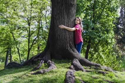 Girl embrace tree