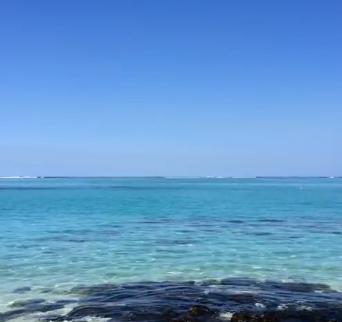 Méditation du monde dans un lagon à l’île Maurice