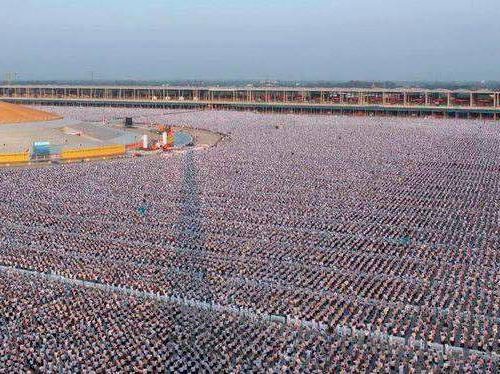 Pour la paix mondiale, 1 million d’enfants méditaient  au temple Phra Shammakaya en Thailande