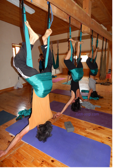 stage de yoga aérien Jyoti Yogi réalisé à Grimone